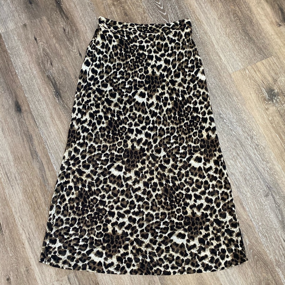 Know one cares leopard skirt M